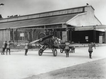 f02_Foggy_Bridge_Aviators_at_the_Original_Hanger_in_1921